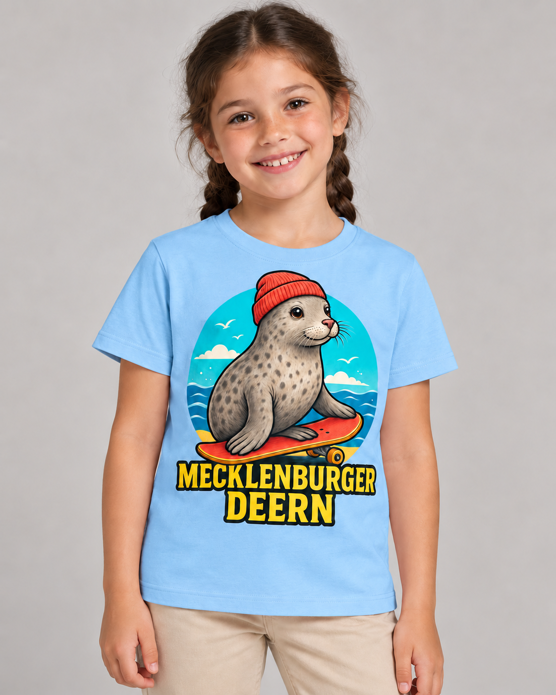 Mecklenburger Deern Mädchen-T-Shirt in Hellblau mit großem Frontmotiv – Trageansicht