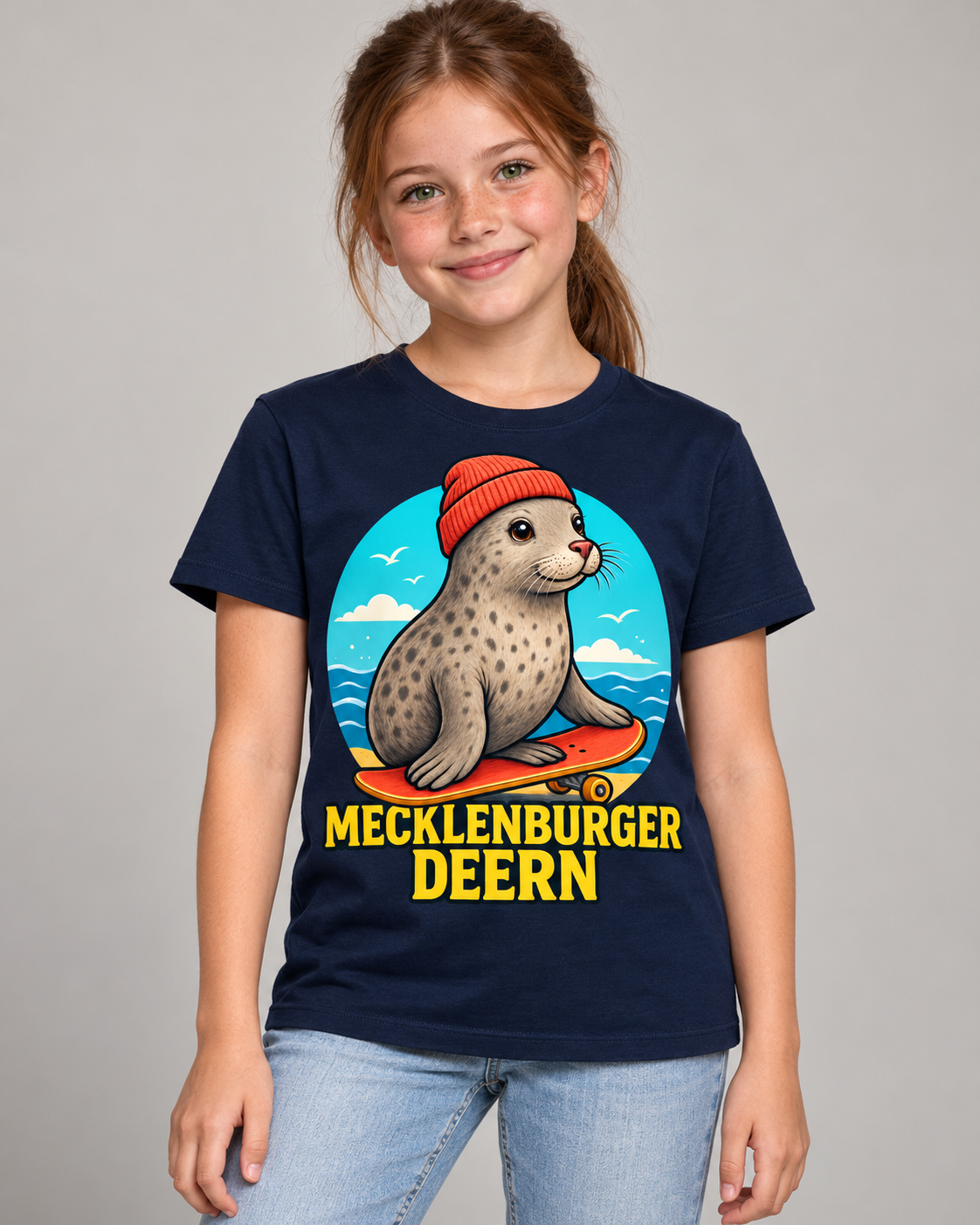 Mecklenburger Deern Mädchen-T-Shirt in Navy mit gelber Schrift und Robbenmotiv – Trageansicht