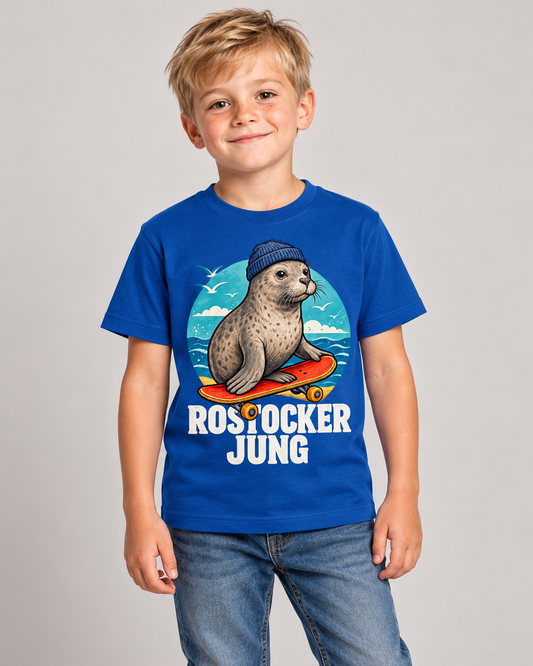 Rostocker Jung Jungen-T-Shirt in Blau mit Robbenmotiv und weißer Schrift – Trageansicht