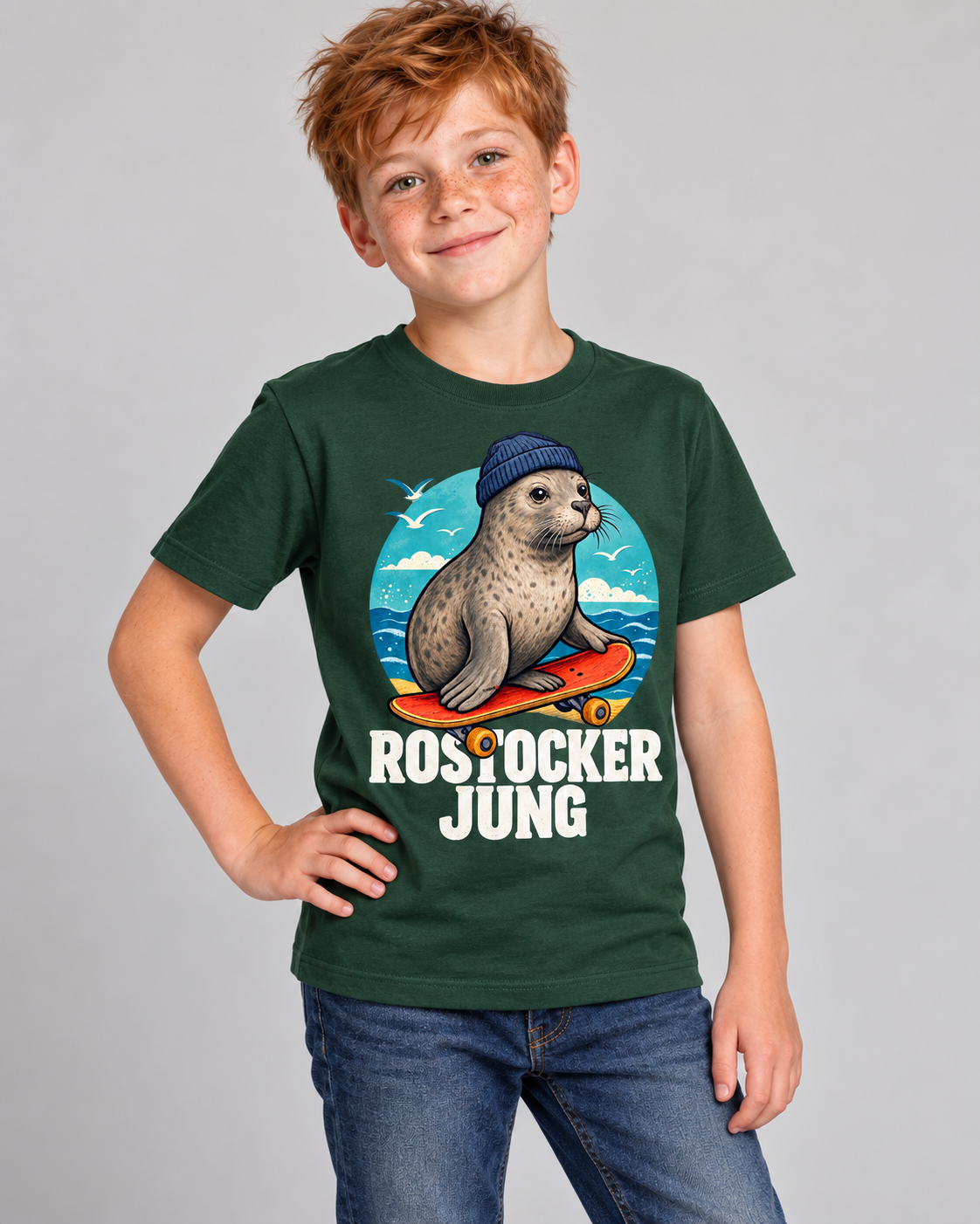 Rostocker Jung Jungen-T-Shirt in Bottle Green mit Robbenmotiv und weißer Schrift – Trageansicht
